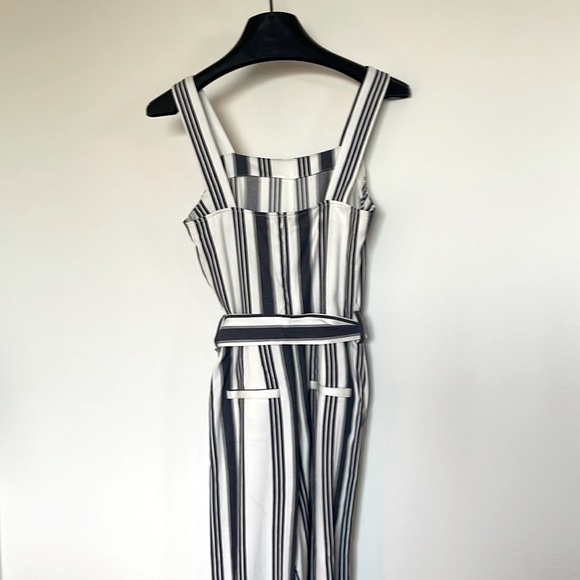 Cute Jumpsuit in white with navy stripes. - Picture 4 of 5